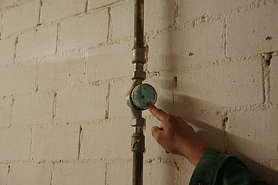 Rohr mit eingebauter Wasseruhr. Klick führt zu Großansicht in neuem Fenster.