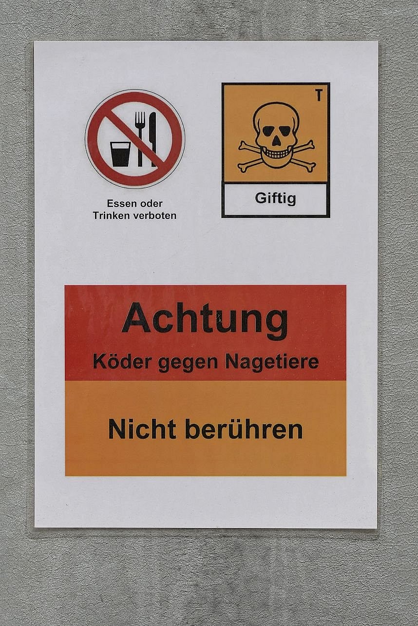 Gefahrenhinweise, die vor ausgelegten Ködern gegen Nagetiere warnen. Klick führt zur Großansicht im neuen Fenster.