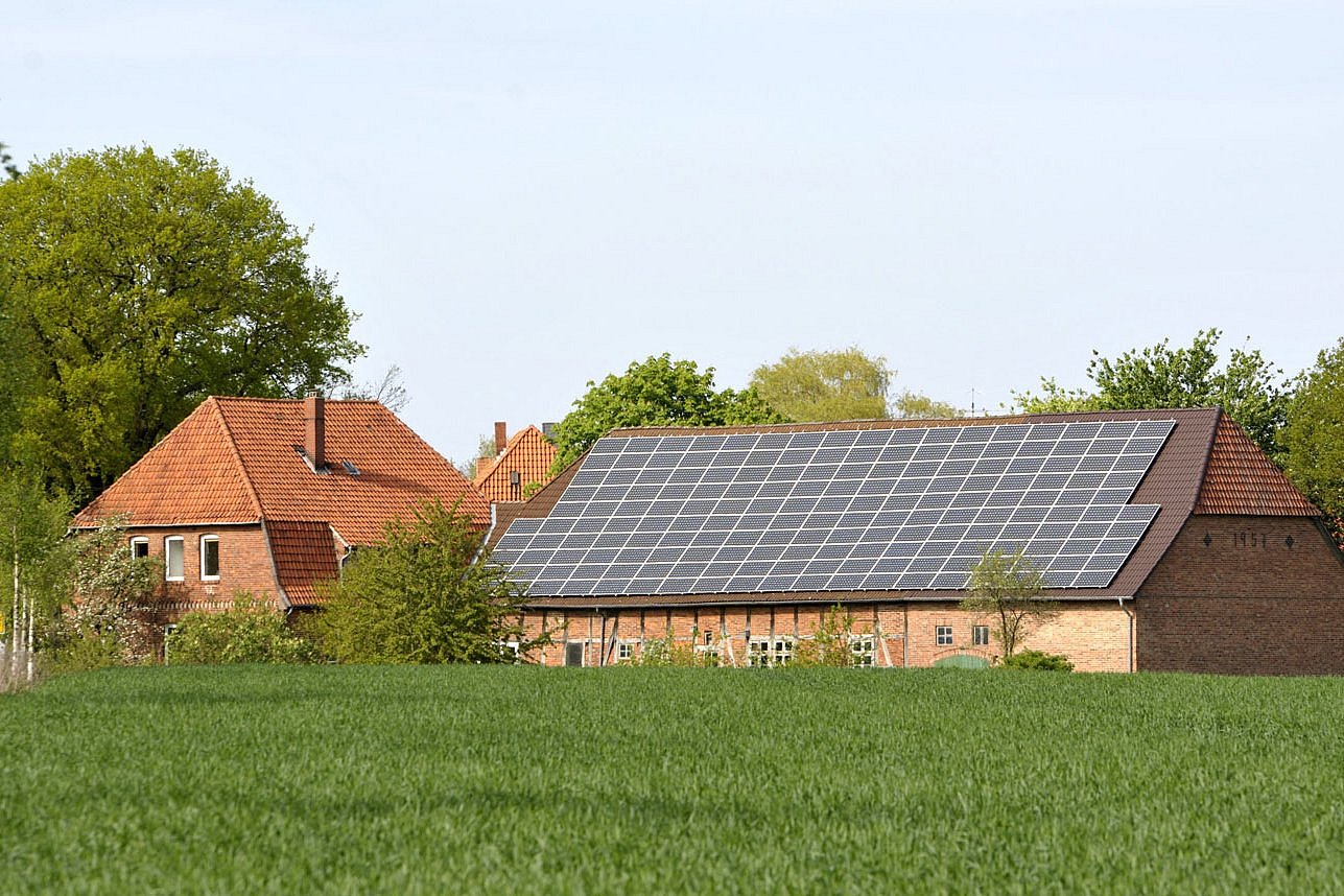 Photovoltaikanlage auf Scheunendach. Klick führt zu Großansicht im neuen Fenster.