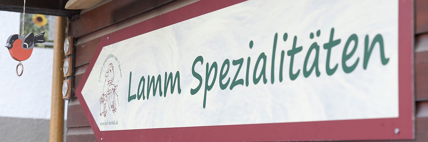 Schild mit den Wörtern "Lamm Spezialitäten"