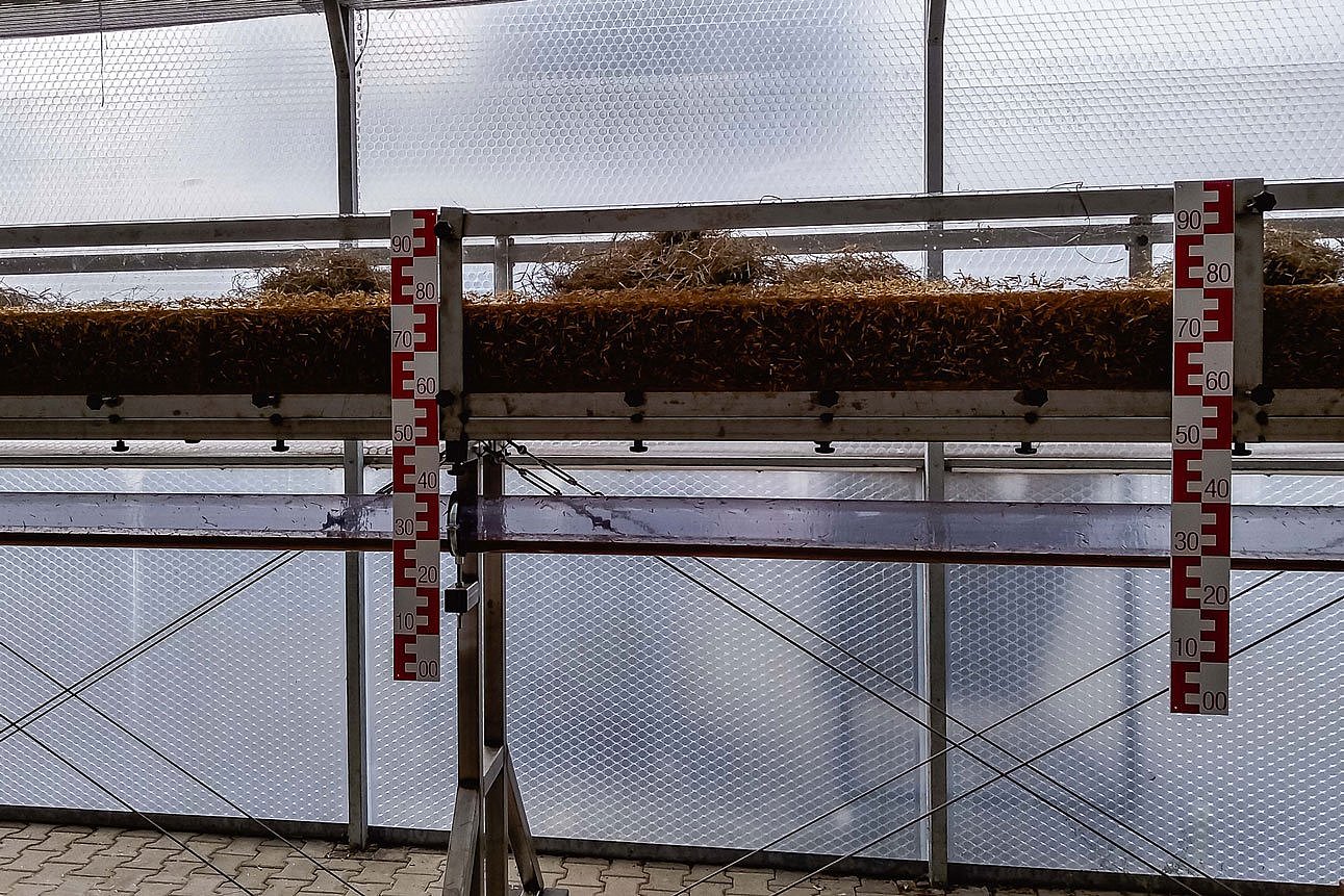 Versuchsstand zur Simulierung von Schweinegülle mit Schwimmschicht aus organischem Material. Klick führt zu Großansicht im neuen Fenster.