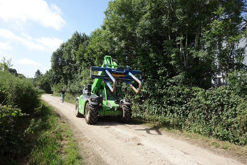 Ein Teleskoplader fährt auf einem landwirtschaftlichen Weg. Klick führt zur Großansicht im neuen Fenster.