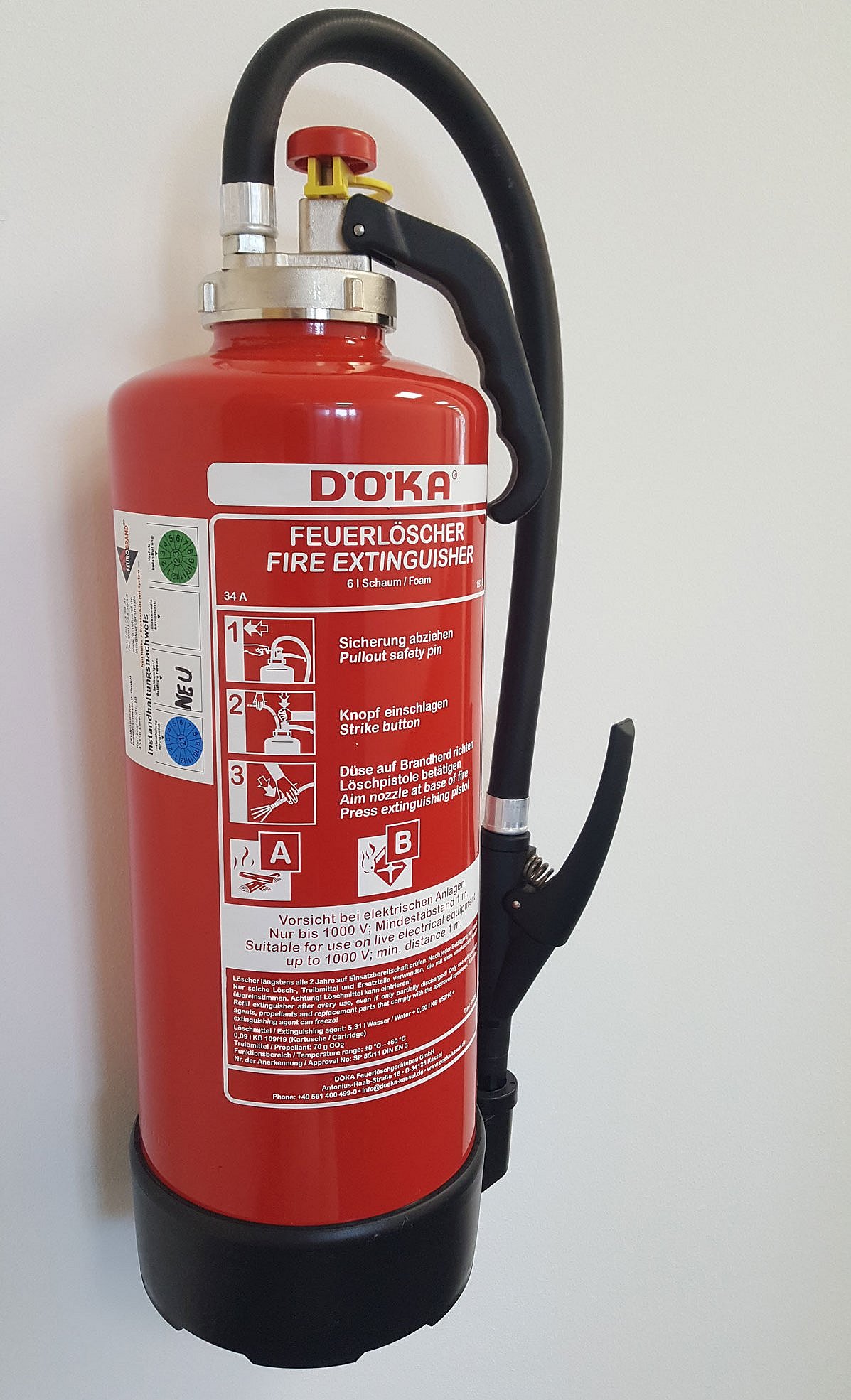 Feuerlöscher an der Wand. Klick führt zu Großansicht im neuen Fenster. 