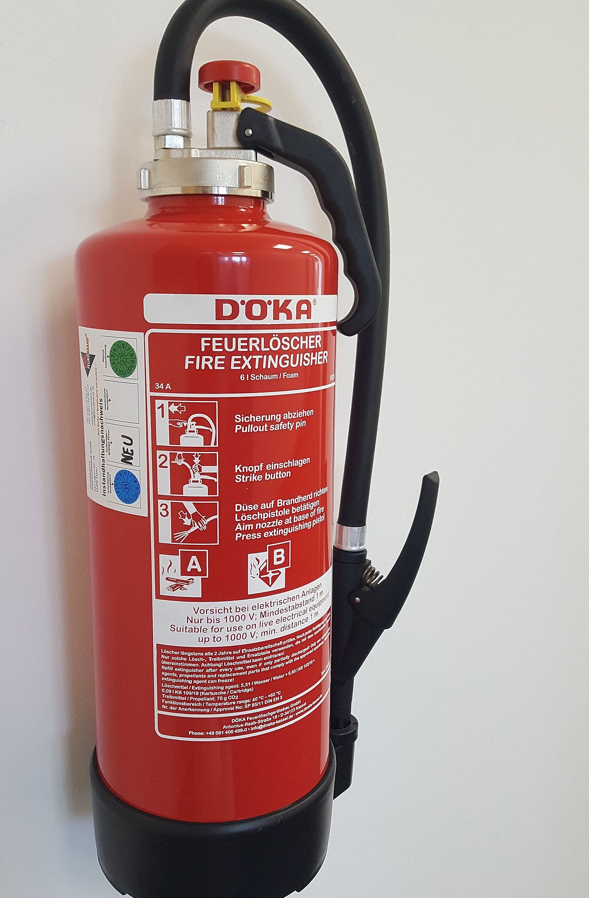 Ein Feuerlöschgerät an der Wand. Klick führt zu Großansicht im neuen Fenster. 