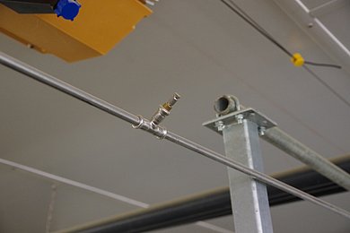 Fest installierte Hochdruckkühlungsanlage im Schweinestall. Klick führt zu Großansicht in neuem Fenster.