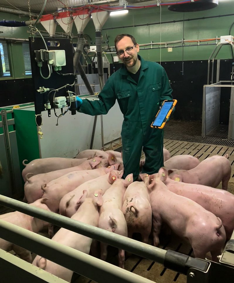 Ulrich Hartmann im Schweinestall. Klick führt zu Großansicht im neuen Fenster.