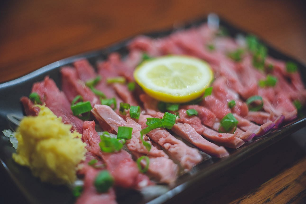 Ziegen-Sashimi. Klick führt zu Großansicht im neuen Fenster.