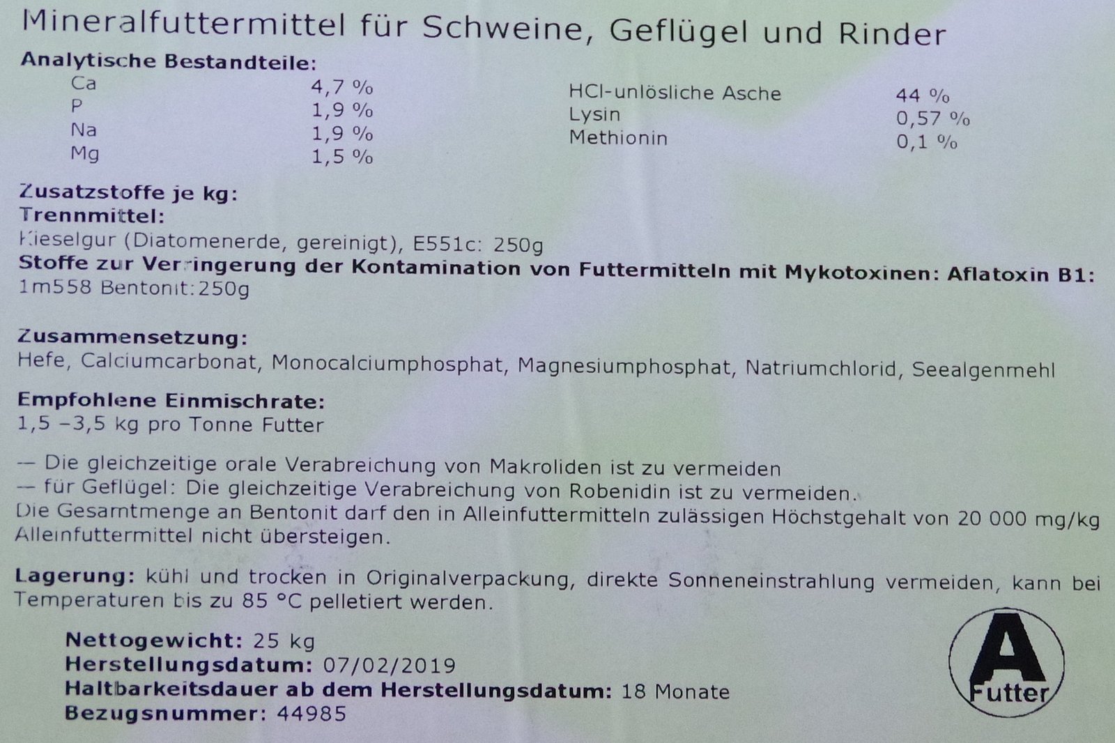 Etikett mit Informationen zur Zusammensetzung eines Mineralfutters. Klick führt zu Großansicht in neuem Fenster.