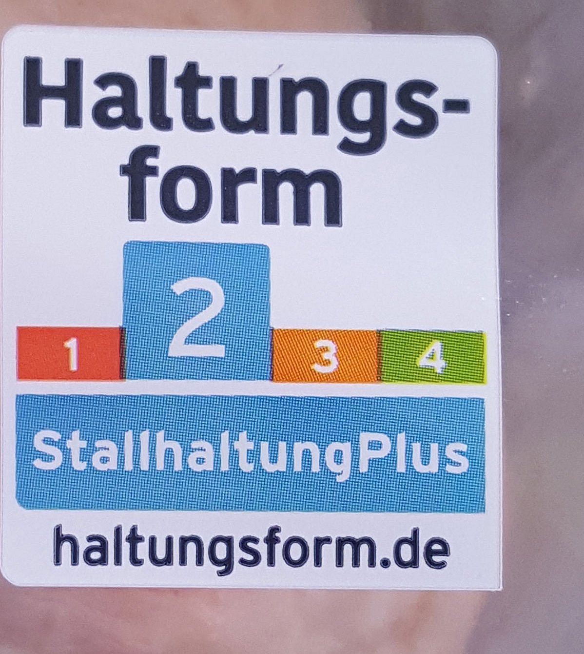 Das Label Haltungsform Stufe 2 auf einer Packung Hähnchenfleisch. Klick führt zu Großansicht im neuen Fenster.