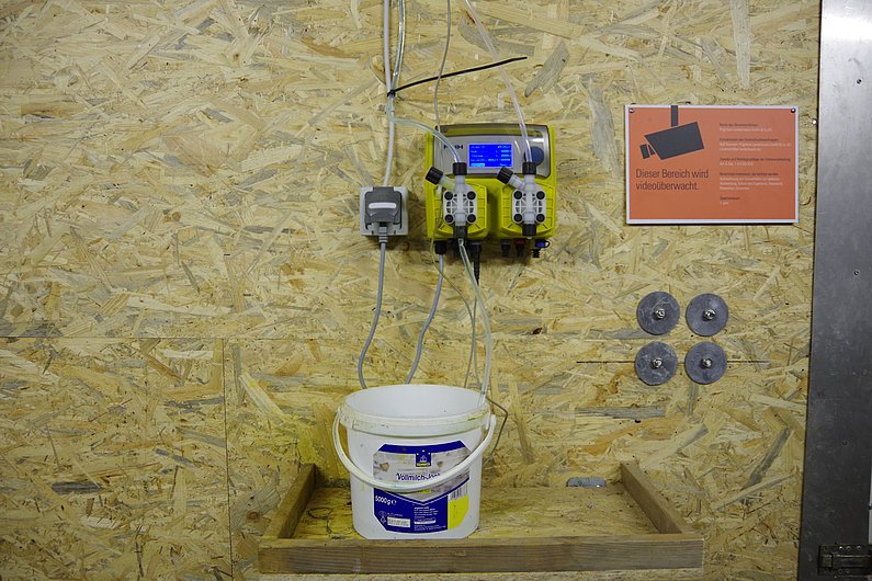 Die Bewässerungsanlage eines Schweinestalls mit Zusatz von Chlordioxid. Klick führt zu Großansicht in neuem Fenster.