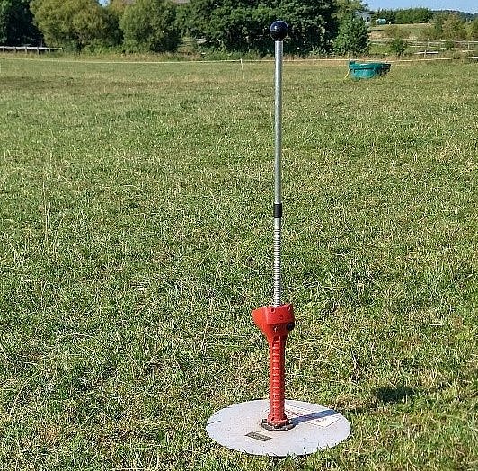 Das Messgerät Rising Plate Meter steht auf einer Weide. Klick führt zu Großansicht im Fenster.