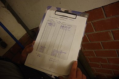 Klemmbrett mit eingespannten Dokumentationsbogen. Klick führt zu Großansicht in neuem Fenster.