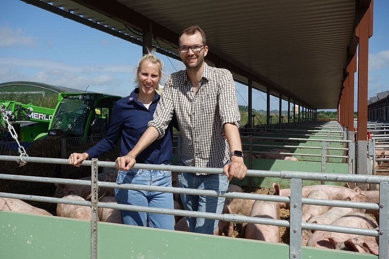 Das Landwirtsehepaar Hopmann im Auslauf ihres Mastschweinestalles. Klick führt zur Großansicht im neuen Fenster.