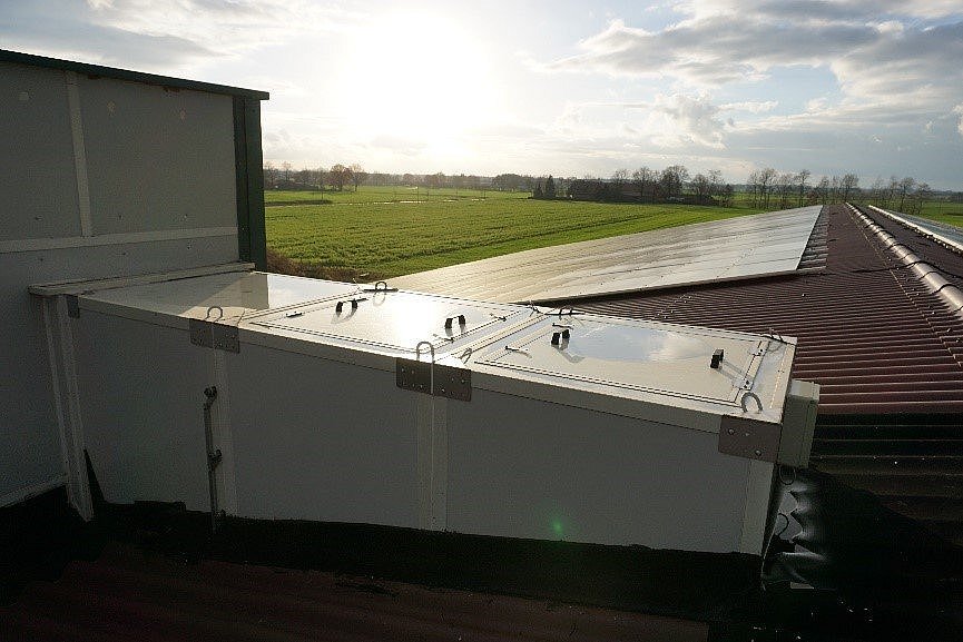 Wärmetauscher und PV-Anlage im Sonnenuntergang. Klick führt zu Großansicht im neuen Fenster. 