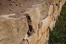 Eine Trockenmauer in Längsansicht. 