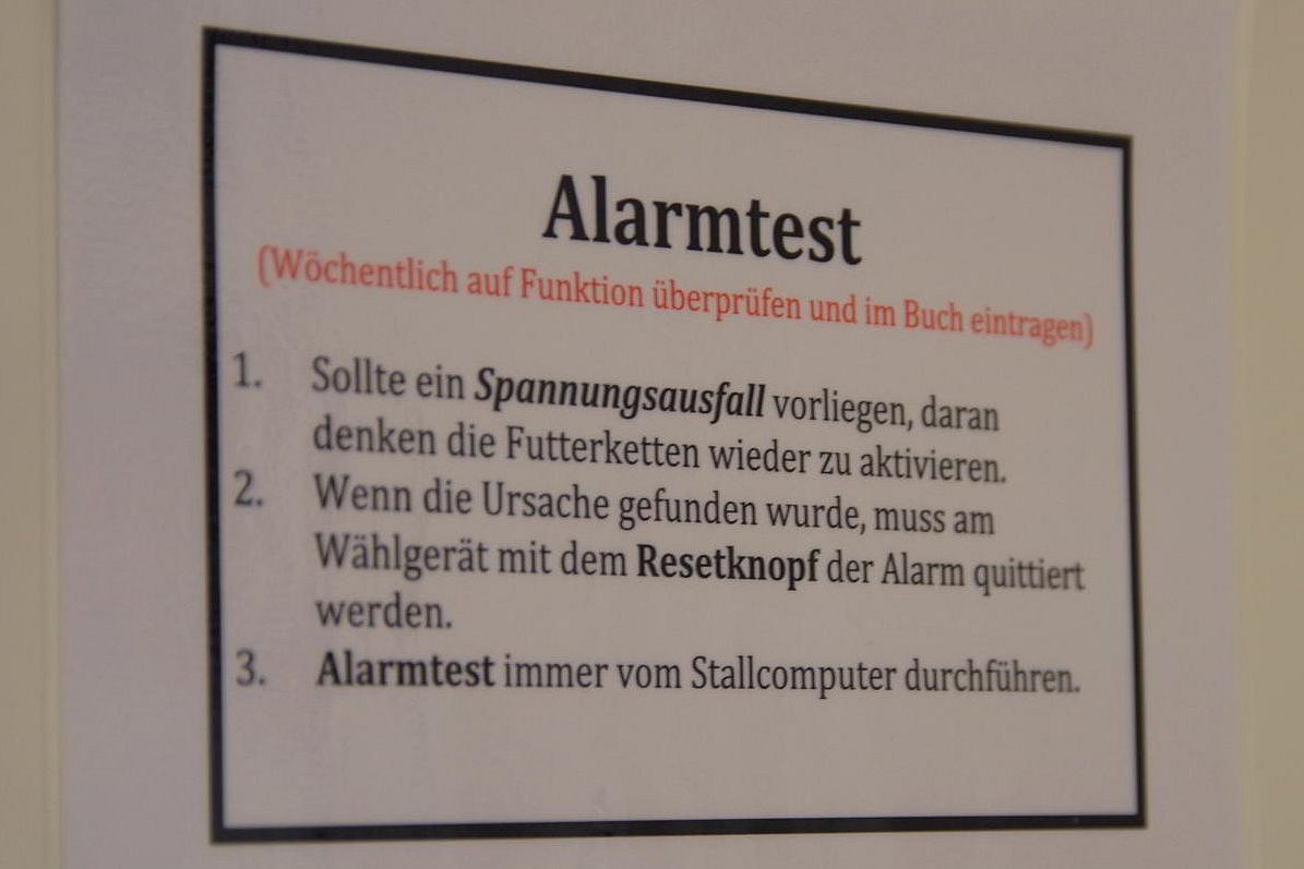 Schild mit Anweisungen zum Durchführen eines Alarms bei Stromausfall. Klick führt zu Großansicht im neuen Fenster