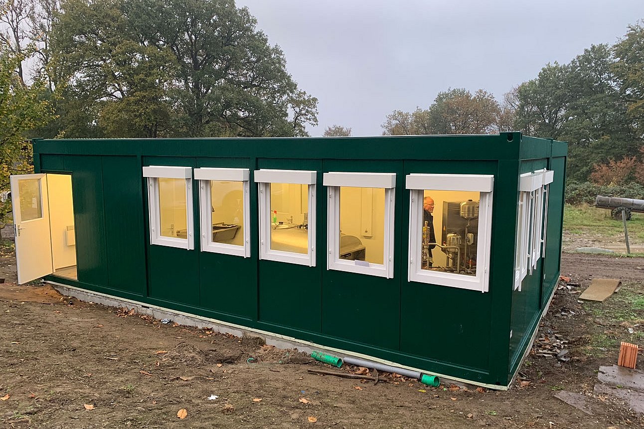 Käserei im Container. Klick führt zu Großansicht im neuen Fenster.