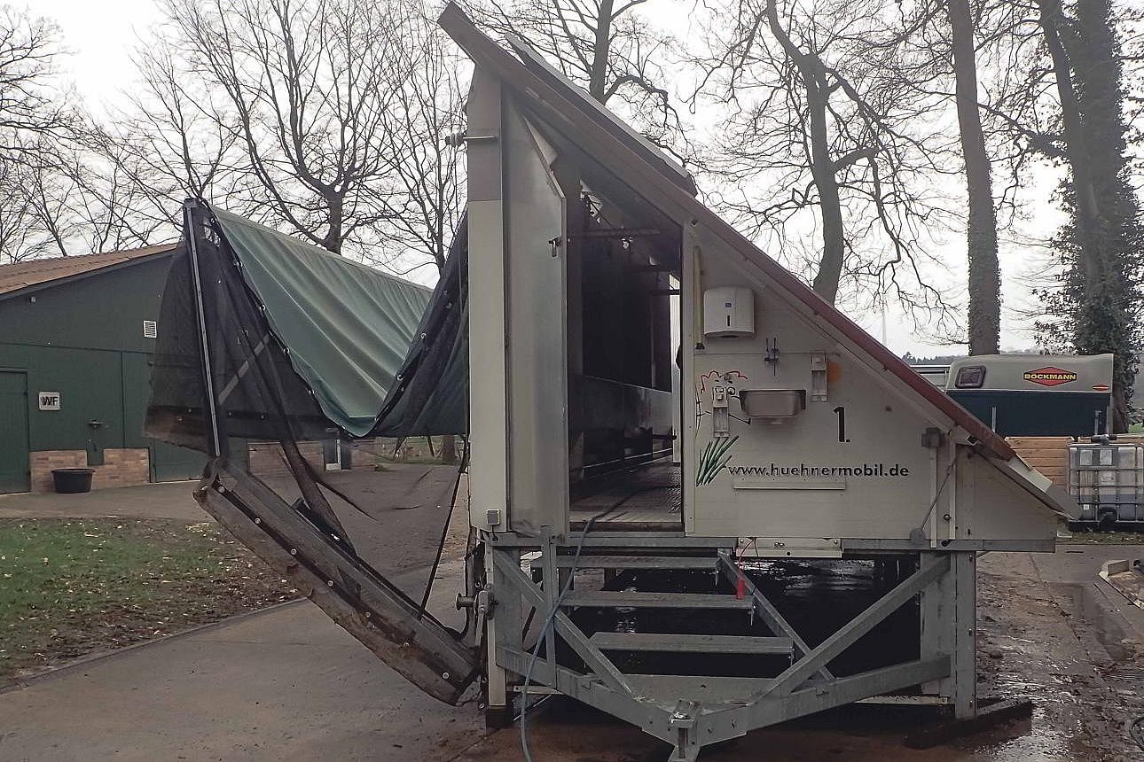 Ein befestigter Waschplatz mit Abfluss eignet sich am besten zum Reinigen von Mobilställen. Klick führt zu Großansicht im neuen Fenster