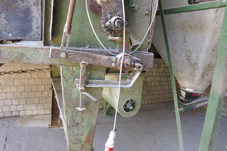 Eine umgebaute Apparatur zur Vorlage von Raufutter für Schweine. Klick führt zu Großansicht in neuem Fenster.