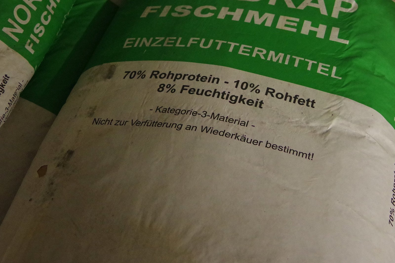 Ein Sack mit  Fischmehl. Klick führt zu Großansicht in neuem Fenster.